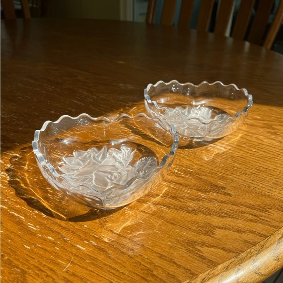 Mikasa 6" Studio Nova Heart Box Winter Rose. Frosted Roses on Clear Glass. - Picture 3 of 4